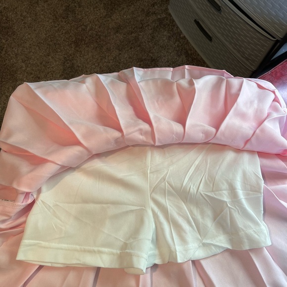 Brand new pink pleated skort. Size Large - Picture 2 of 5